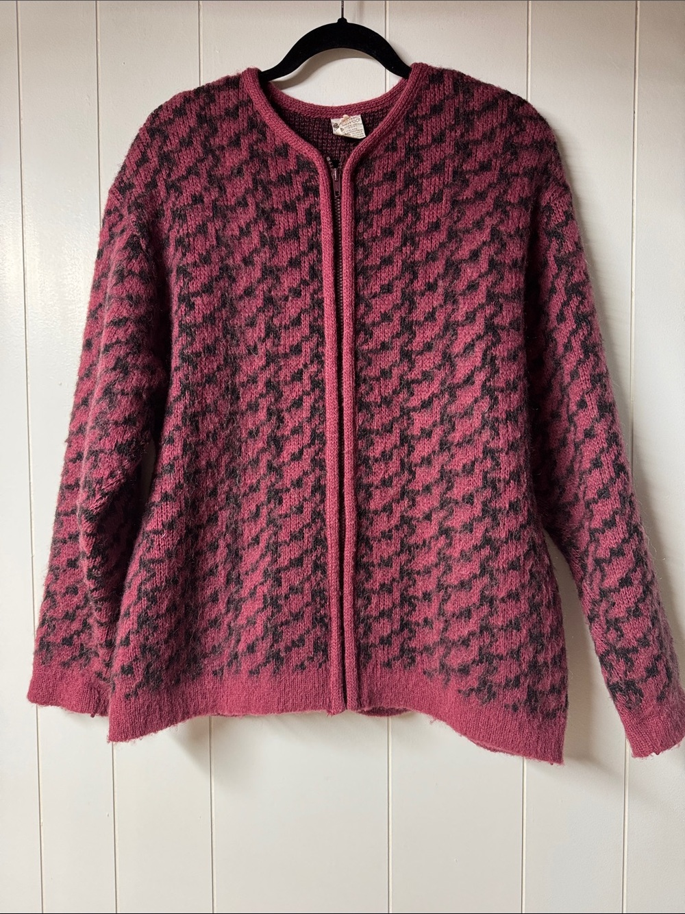 Women’s Icelandic Wool Magenta and Black Knit Zip-Front Patterned Cardigan